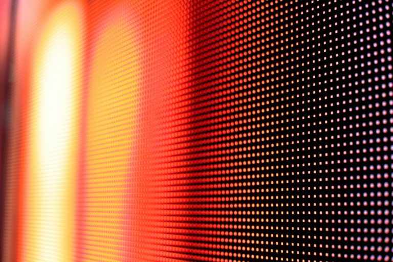 LED et papier électronique : comment choisir la bonne technologie d’affichage selon l’environnement de travail