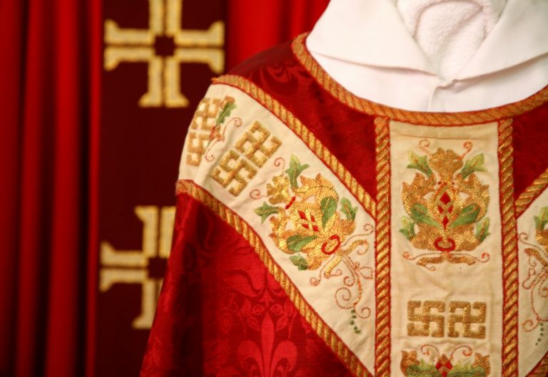 Ornement gothique et chasuble romaine : différences de coupe, de symbolique et d’usage liturgique